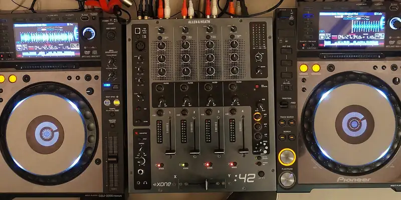 Two Pioneer CDJ-2000nexus players on each side of an Allen & Heath Xone:42 mixer, seen from above
